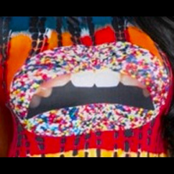 💋 Multi-Color W/Black Dotted Stripes Going👇🏼Lips W/Sprinkles All Over Shirt - Picture 4 of 12